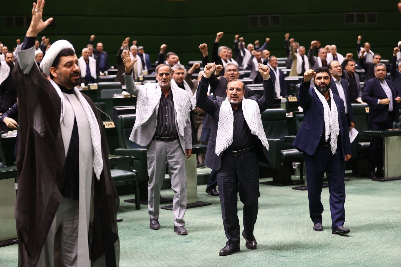 تصاویری از لحظه شعار دادن قالیباف و نمایندگان در صحن علنی مجلس/ مدنی زاده را در صحن مجلس ببینید