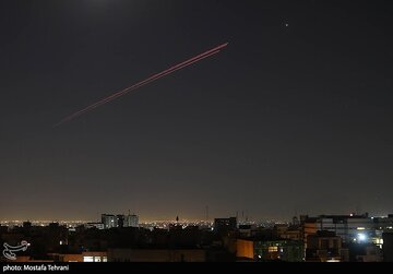 عکس | تصویری ماندگار از شب پدافندی تهران
