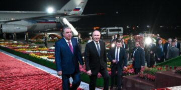 ببینید | استقبال امامعلی رحمان در فرودگاه دوشنبه از ولادیمیر پوتین