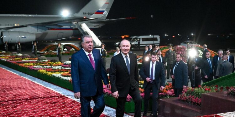 ببینید | استقبال امامعلی رحمان در فرودگاه دوشنبه از ولادیمیر پوتین