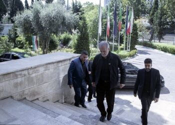 ببینید | عیادت رئیس‌جمهور از رضا امیرخانی