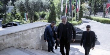 ببینید | عیادت رئیس‌جمهور از رضا امیرخانی