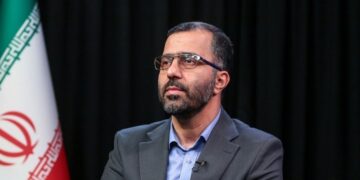 سخنگوی هیأت رئیسه مجلس: حضور مردم می‌تواند نتیجه مذاکرات را نیز تحت تأثیر قرار دهد/ اشتراکات ما به مراتب بیش از اختلاف‌نظرها است