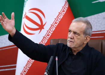 پزشکیان: دشمنان کسانی را ترور میکنند که گرهگشای مشکلات جامعه ما هستند/ باید در چارچوب سیاستهای رهبر معظم انقلاب گام برداریم