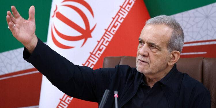 پزشکیان: دشمنان کسانی را ترور می‌کنند که گره‌گشای مشکلات جامعه ما هستند/ باید در چارچوب سیاست‌های رهبر معظم انقلاب گام برداریم